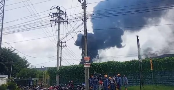 网上配资股票 厄瓜多尔一炼油厂发生火灾 现场黑烟滚滚